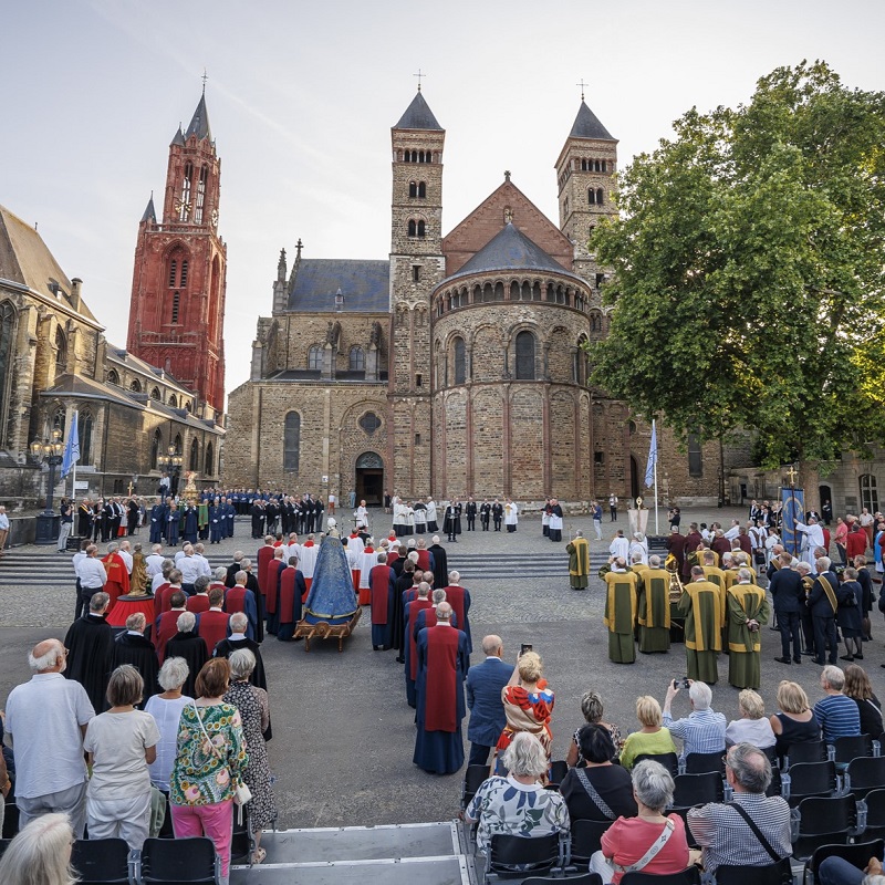 Heiligdomsvaart geopend met water en bier